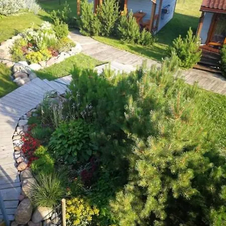 Dobilas Ir Jura بيت ضيافة 3*